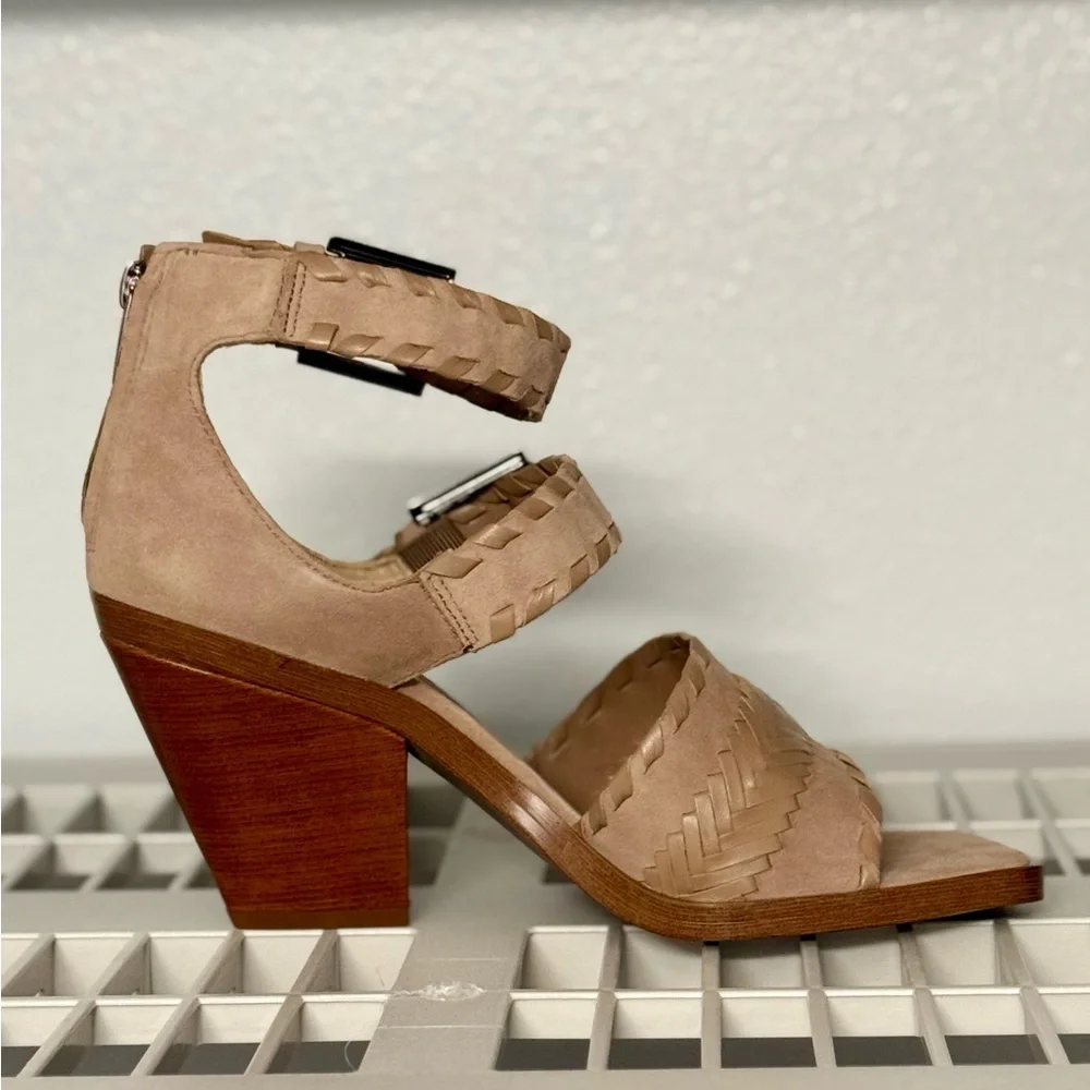 NWOB Vince Camuto Suraylin Truffle Taupe Heeled‎ Sandal